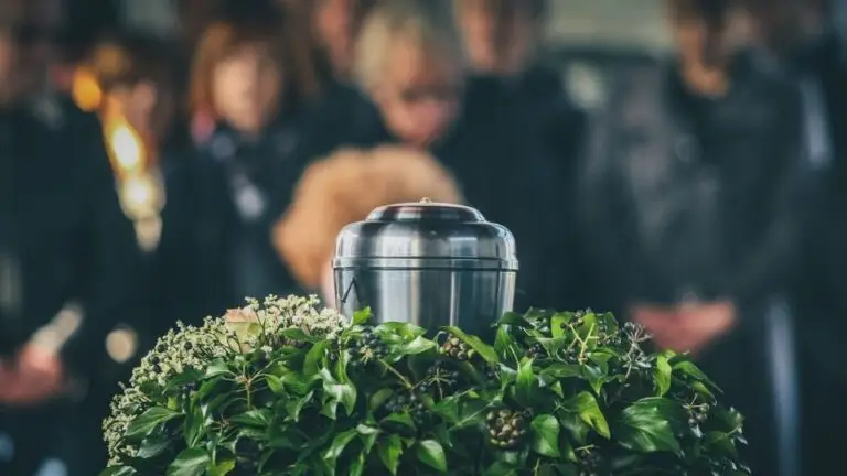 Ánfora con cenizas en medio de una ceremonia de despedida funebre.